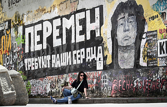 «Это не Витька!»: 87-летний отец Виктора Цоя устроил перепалку на могиле сына