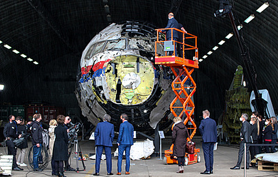 Посольство РФ в Гааге заявило, что политизация дела МН17 ограничила расследования