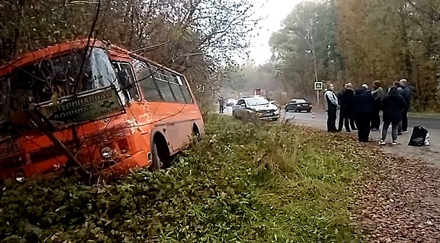 Маршрутка съехала в кювет после столкновения с легковушкой в Балахне