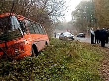 Маршрутка съехала в кювет после столкновения с легковушкой в Балахне