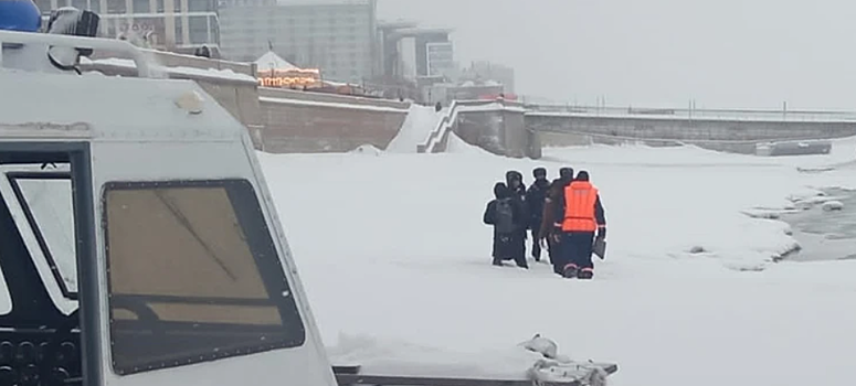 В Новосибирске спасли четверых мужчин, застрявших под Октябрьским мостом на льду