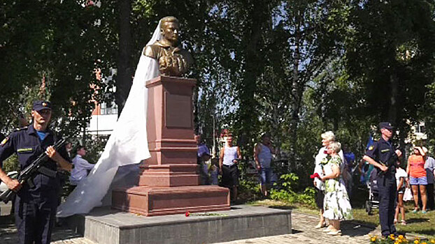 В Петрозаводске в День ВДВ открыли памятник Герою России