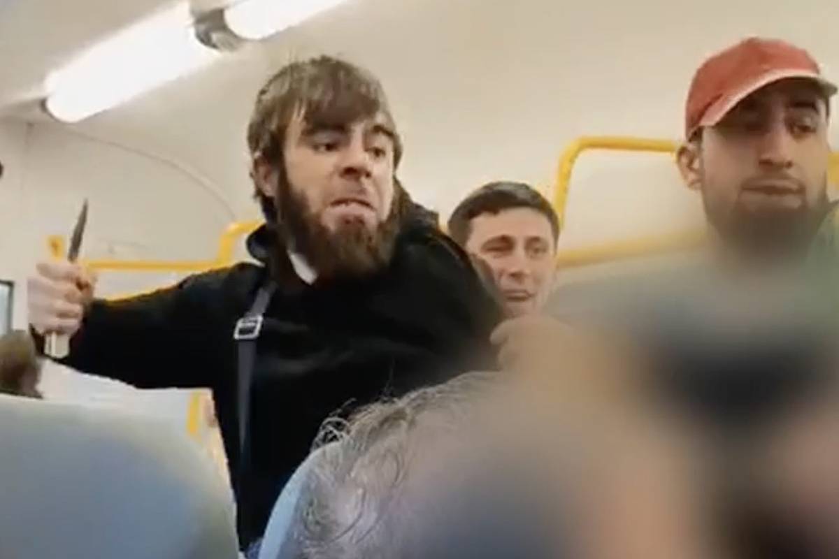 Не оплатившие проезд мужчины набросились с ножом на контролера электрички в Подмосковье