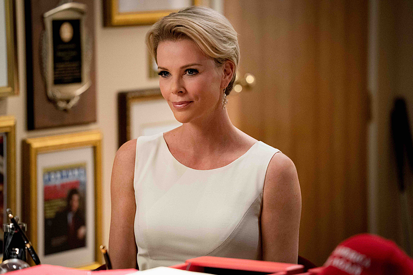 Одно из самых сенсационных перевоплощений у актрисы было в фильме "Скандал". В нем Шарлиз сыграла топ-ведущую канала Fox News Мегин Келли. Чтобы быть максимально похожей на Келли, актриса долгое время изучала ее особенный голос и манеры. Более того, Шарлиз удалось поработать с гримером и художником Казухиро Цудзи, который спроектировал восемь протезов-накладок для век, носа и подбородка актрисы. Благодаря им Шарлиз Терон практически никто не узнавал: настолько она стала похожей на ведущую Fox News. 