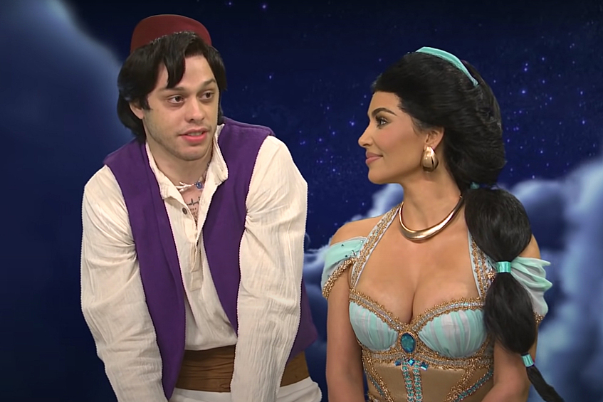 Об отношениях Ким Кардашьян и Пита Дэвидсона не пишет разве что ленивый: их роман развивается параллельно с разборками звезды с теперь уже бывшим супругом Канье Уэстом. Рэпер уже несколько месяцев издевается над избранником Кардашьян, то распуская о нем слухи, то публично высмеивая комика.