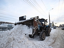 Во всех районах Волгограда продолжается работа по расчистке снега