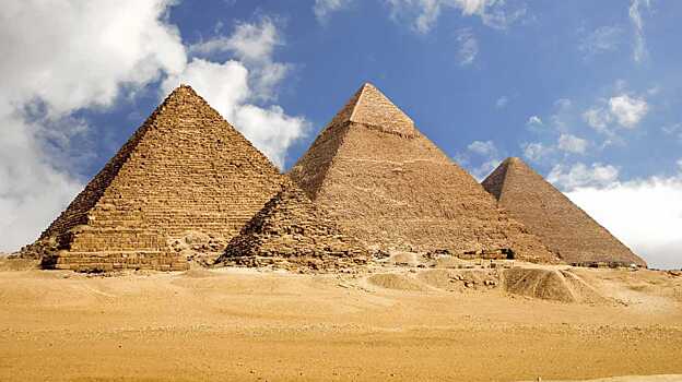Кто построил пирамиды?