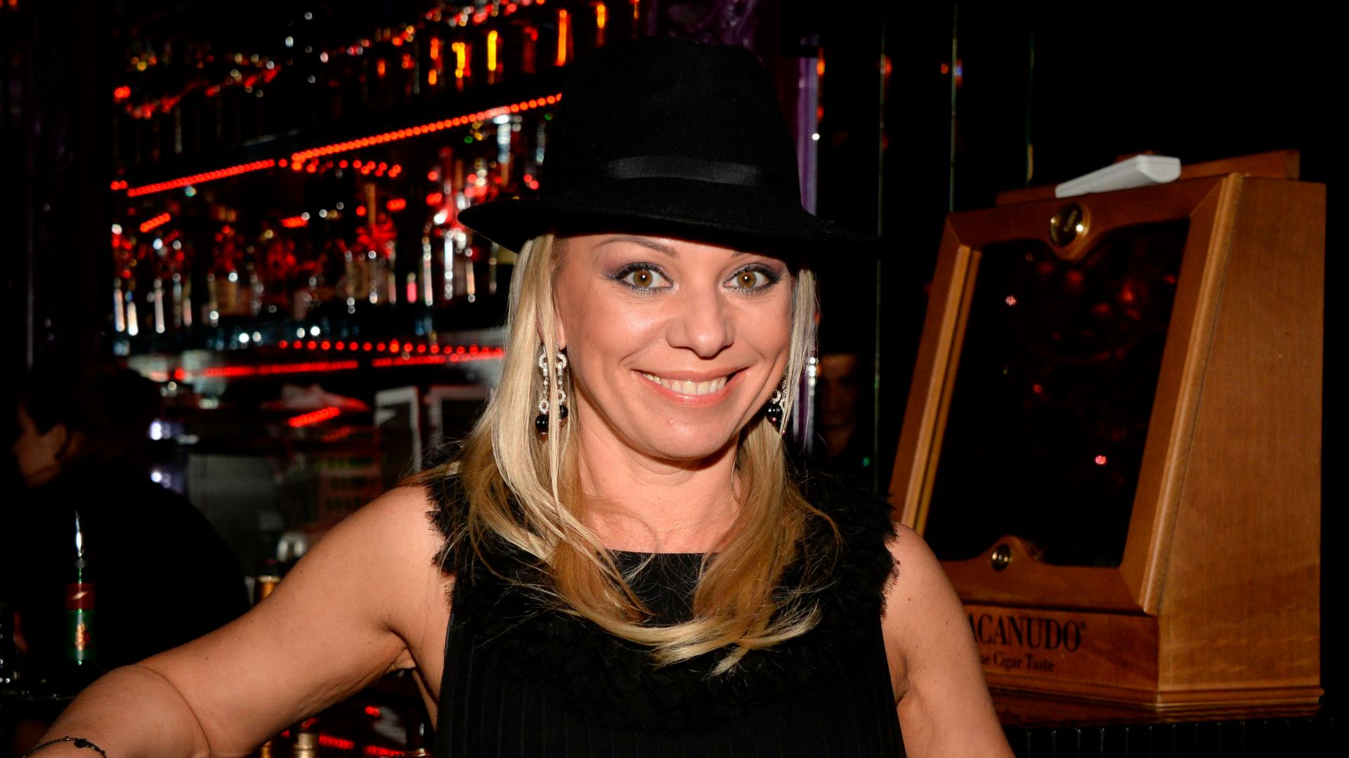 Салтыкова поет. Салтыкова поет. Салтыкова поет. Салтыкова поет. Салтыкова певица 1995.