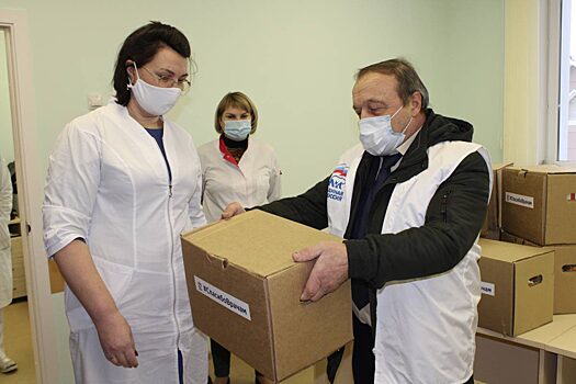 Медики Богучанской больницы получили чайные наборы