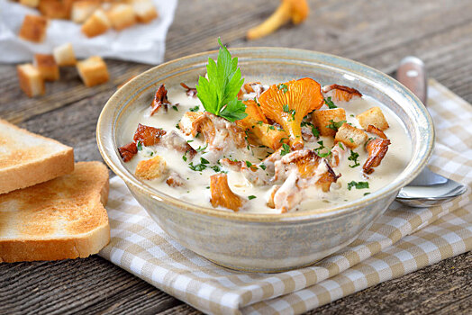 Грибной крем-суп с соусом дорблю и еще 6 рецептов блюд с лисичками, которые вам стоит взять на заметку