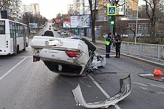 Toyota перевернулась на крышу после ДТП в Хабаровске