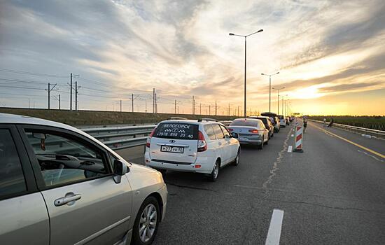 Очередь на Крымском мосту со стороны Керчи сократилась до 530 машин