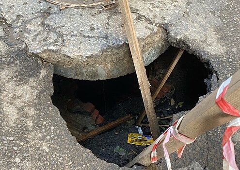 Опасный дорожный провал заметили в центре Саратова