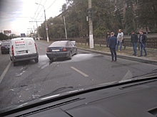 Škoda Octavia протаранила микроавтобус и загорелась: в центре Волгограда пробка
