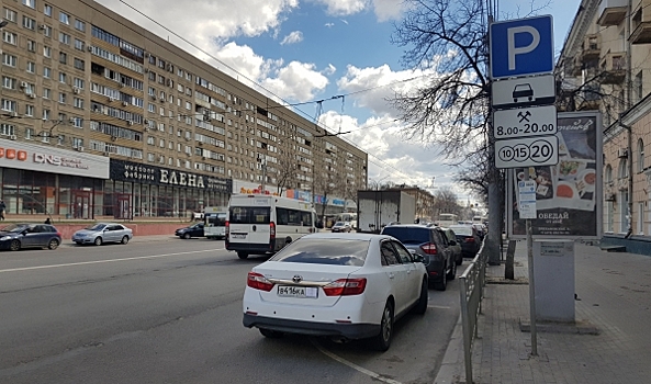 В Воронеже городские парковки запутали автовладельцев, по-прежнему требуя оплаты за стоянку до 20:00