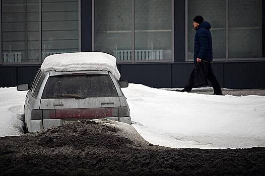Специалист напомнил о наказании за парковку на заснеженном газоне