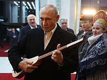 «Как раз купить хотел»: Путину подарили киргизский комуз