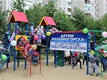 Металлоинвест подарил детям игровые городки