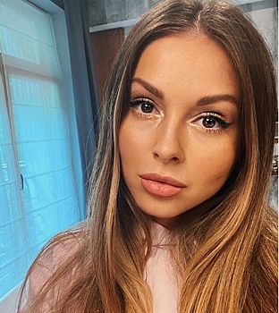 Нюша сделала временное тату на животе