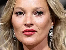 Кейт Мосс показала коленки в желтом платье на новой фотосессии