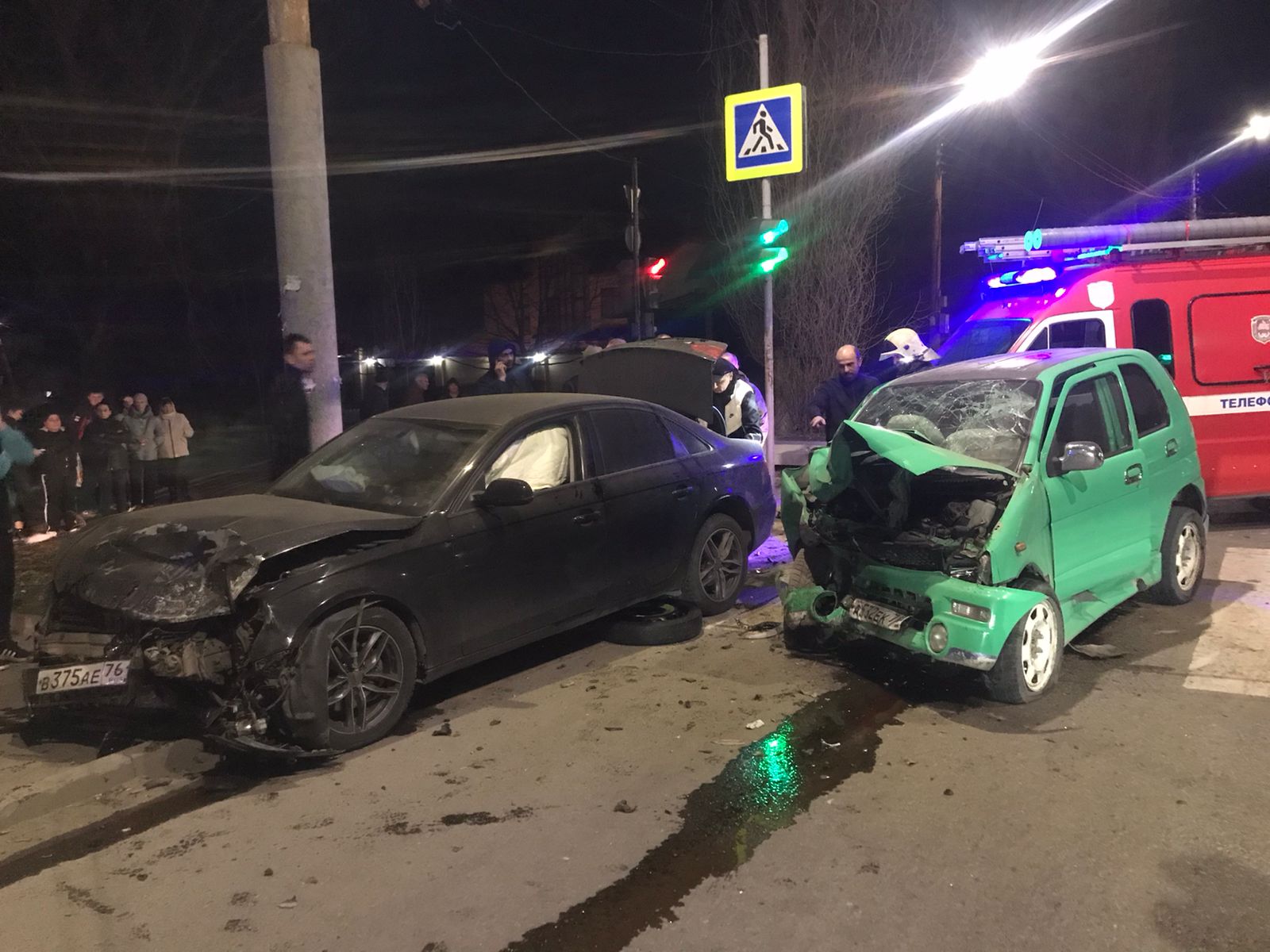 В Ростове спасатели помогли женщине и ребенку выбраться из автомобиля после ДТП