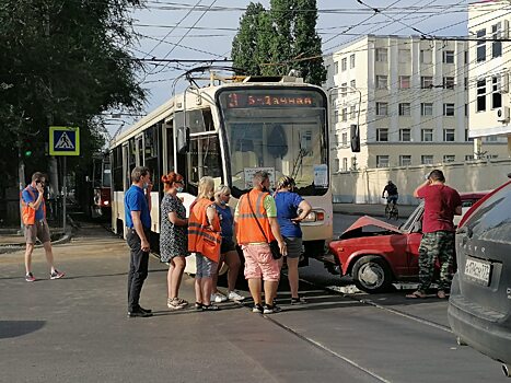 Из-за легковой машины встали 2 трамвайных маршрута в Саратове