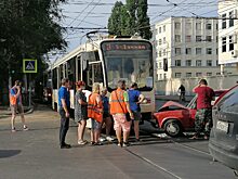 Из-за легковой машины встали 2 трамвайных маршрута в Саратове