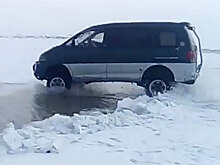 Микроавтобус перепрыгнул гигантский разлом на льду в Якутии: видео