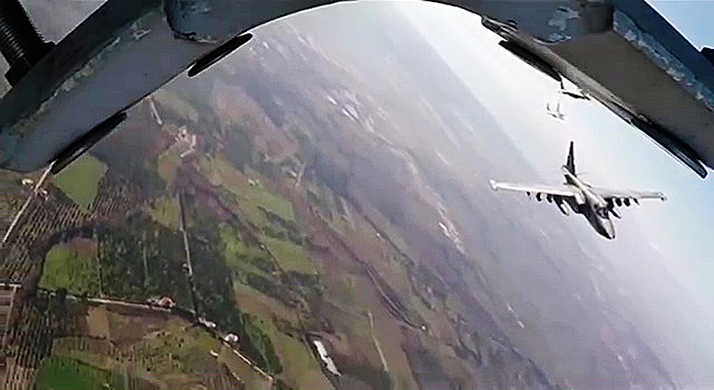 Боевые вылеты самолетов Су-25 ВКС России с авиабазы Хмеймим в сопровождении сирийских самолетов МиГ-29. (Стоп-кадр с видео, опубликованного Министерством обороны РФ на своем официальном канале в YouTube).