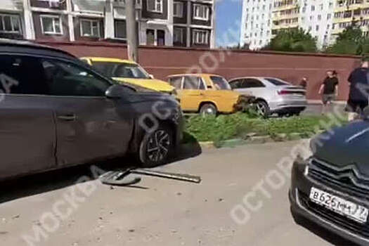 На северо-западе Москвы Infiniti протаранил пять легковушек