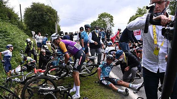 Болельщица, устроившая массовый завал на «Тур де Франс», может получить четыре месяца условного срока