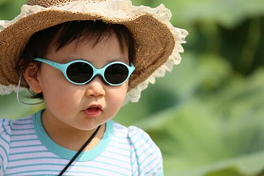 Родителям объяснили, как выбрать солнцезащитные очки ребенку