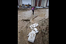 Жители российского города отремонтировали дорогу дверьми и старыми куртками