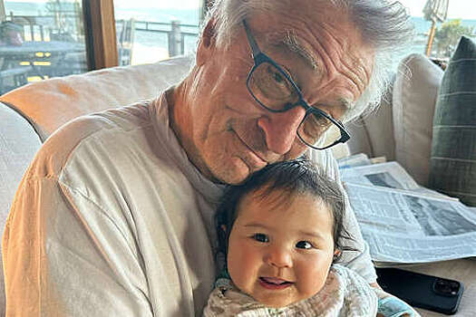 Актер Роберт Де Ниро показал редкое фото 10-месячной дочери