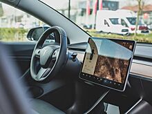 Tesla разрабатывает систему парковки с видом сверху