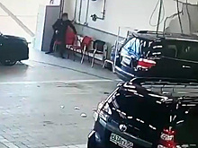 Россиянин на джипе протаранил стену автосалона и попал на видео