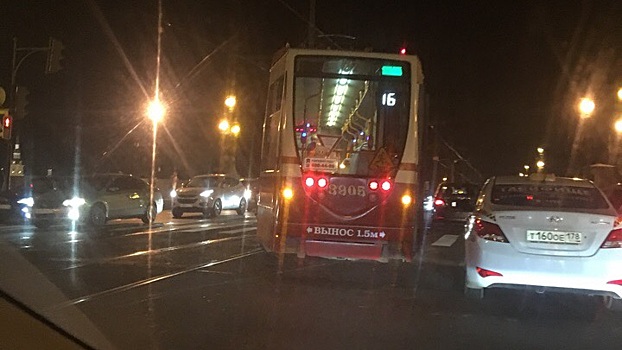 В Петербурге с рельсов сошел трамвай