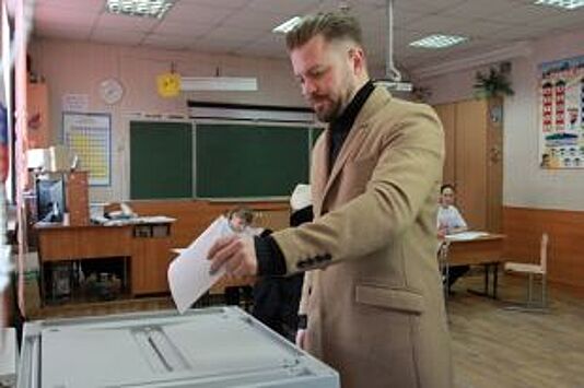 Арсений Бородин проголосовал за президента в своем родном городе Барнауле