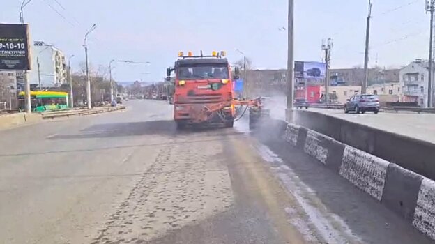В Пензе с улиц начали убирать пыль и грязь