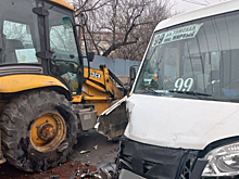 После столкновения саратовской маршрутки с экскаватором четверо пассажиров попали в больницу