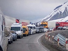 На дорогах Северной Осетии в ожидании проезда к границе скопилось почти 400 фур
