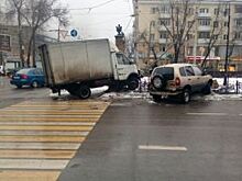 В центре Воронежа столкнулись грузовая «Газель» и «Нива»: есть пострадавший