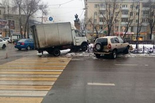 В центре Воронежа столкнулись грузовая «Газель» и «Нива»: есть пострадавший