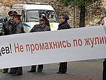 Чиновников просят стучать погромче