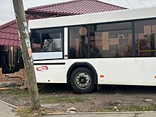 Пассажирский автобус врезался в забор частного дома в Ростове