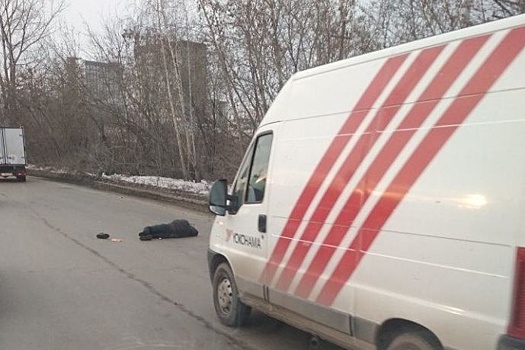 Екатеринбуржец попал под колеса фургона
