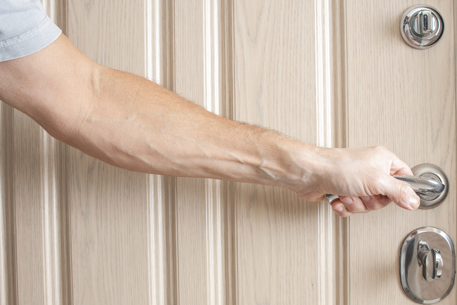 В Татарстане женщина не выжила после удара дверью