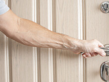 В Татарстане женщина не выжила после удара дверью