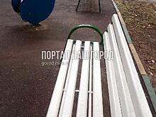 Лавочки во дворе на Юных Ленинцев привели в порядок коммунальщики