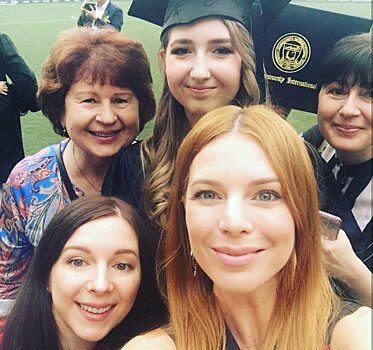 «Ваша мама - ксерокс»: Подольская показала фото с сестрами
